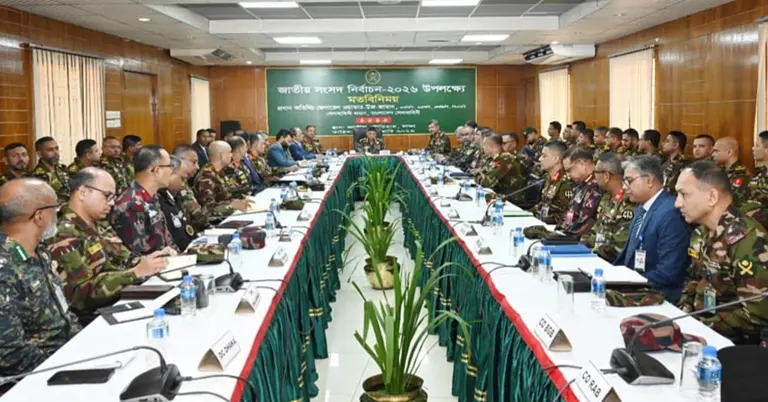 নির্বাচন উপলক্ষ্যে সামরিক ও অসামরিক প্রশাসনের ঊর্ধ্বতন কর্মকর্তাদের সঙ্গে মতবিনিময়কালে সেনাবাহিনী প্রধান